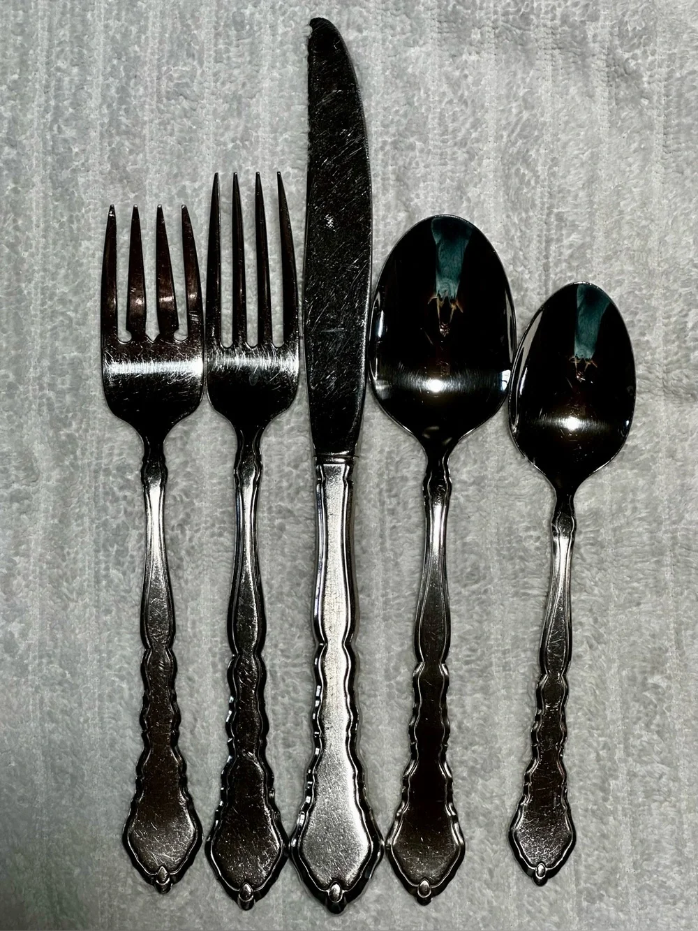 Oneida Satinique Stainless 5-Piece Place Setting. Satin frosted finish Pre-owned
